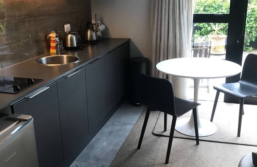 Redcliffs Apartment | Modern, quiet comfort for two