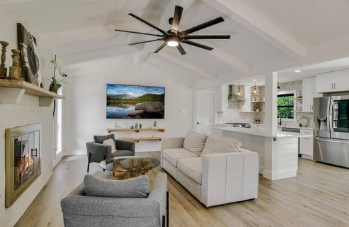 Round Rock House | Modern Ranch Home w/ith a Backyard Oasis Near Dell