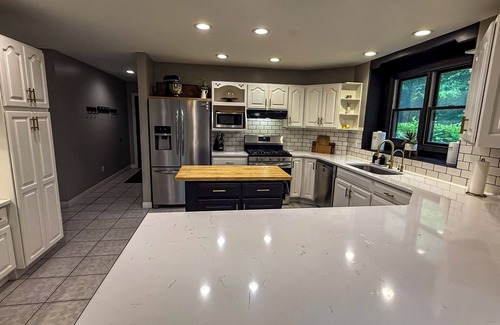 Hubbard House | Modern Ranch in Hubbard with arcade, game room, gym, sauna & MORE!