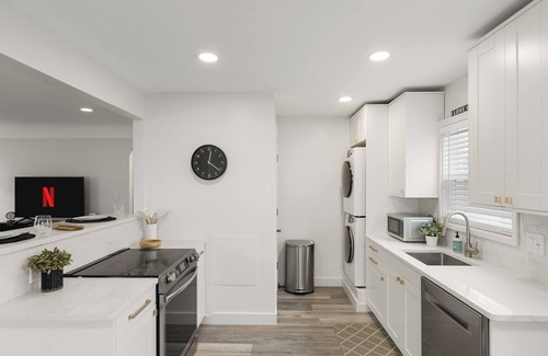 Royal Oak House | Modern Retreat in the Heart of Royal Oak