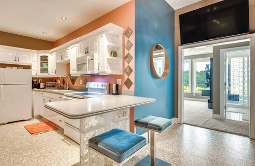 Roswell Apartment | Modern Retreat w/River View in Roswell!