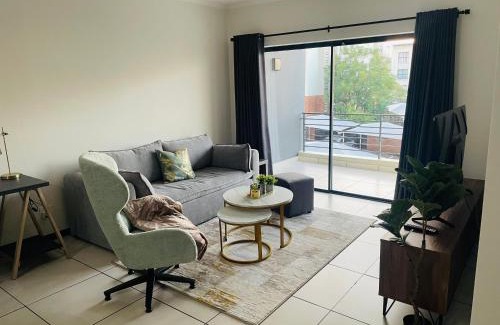 Greater Johannesburg Metropolitan Area Apartment | Modern Retreat & Workspace In Dainfern