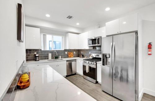 Pico-Union House | Modern Rooftop Villa