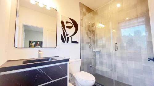 Pinehouse House | Modern Room with En Suite Bath Yonge Finch Sub