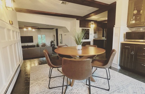 Wells Bridge Ski Chalet | Modern Rustic 5 Bedroom Home In the Foothills of the Catskills Mountains. 5 ⭐️