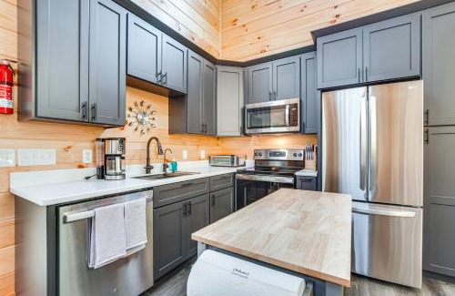 Wolf Run House | Modern Salineville Cabin on 13 Acres with Fire Pit!