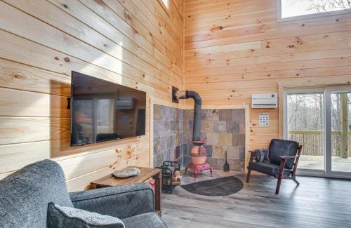 Wolf Run House | Modern Salineville Cabin on 13 Acres with Fire Pit!