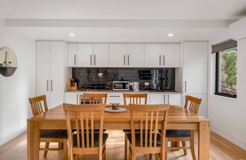 Hobart Central Business District Apartment | Modern Sandy Bay Apt - Close to Salamanca & CBD