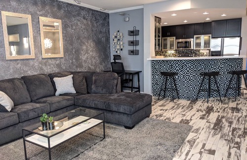 Kierland Condo | Modern Scottsdale Condo W/ Pool, Hot Tub, Kg Bed, Gym, & BBQ