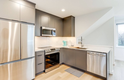 Brighton House | Modern Seattle Townhome: Walk to Light Rail!