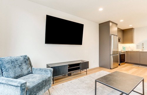 Brighton House | Modern Seattle Townhome: Walk to Light Rail!