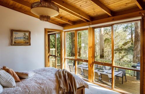 Sassafras House | Modern Seednest Treehouse, Forest & Mountain View