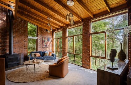 Sassafras House | Modern Seednest Treehouse, Forest & Mountain View