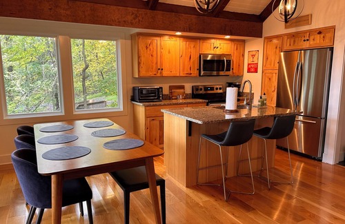 Pedlars Edge House | Modern Ski-In/Ski-Out Retreat – 3BR/2BA, Step-Free Entry