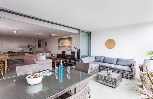 Kings Cross Apartment | Modern & Sleek in the Grid - 2 bedrooms, 1 bathroom + parking + pool