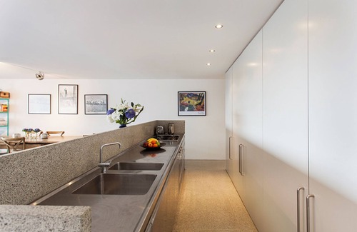 Kings Cross Apartment | Modern & Sleek in the Grid - 2 bedrooms, 1 bathroom + parking + pool
