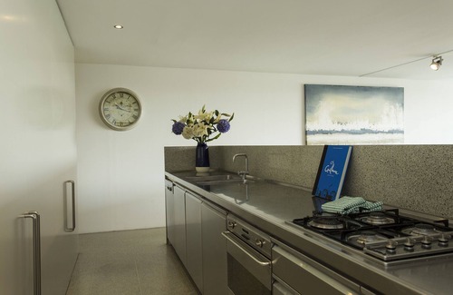 Kings Cross Apartment | Modern & Sleek in the Grid - 2 bedrooms, 1 bathroom + parking + pool
