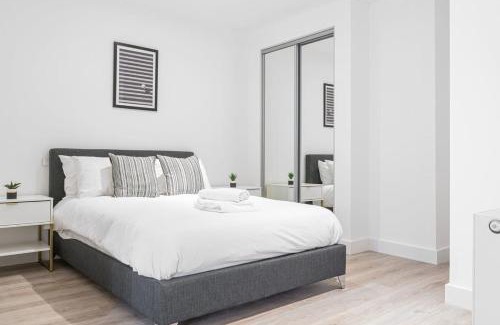 Barnt Green Apartment | Modern Solihull Studio Apartment with Free Parking & Kitchen