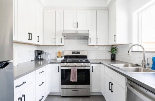 Azusa House | Modern Space Hideaway : w/2 King Beds, 2 Baths, Full Kitchen, a Pull-Out Sofa, with Backyard Patio and Gated Parking.