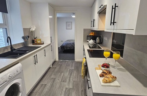 Plymouth Apartment | Modern, Spacious 2-Bed Apartment