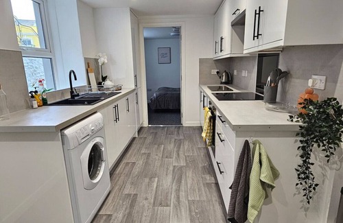 Plymouth Apartment | Modern, Spacious 2-Bed Apartment