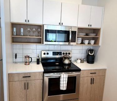 Dwight Apartment | Modern & Spacious 2BR Apartment with Gym & Parking