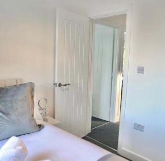 Maidstone House | Modern Spacious 3BR-Free Parking-Long Stay Discounts