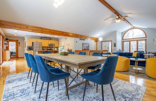 The Galena Territory House | Modern spacious 4 bedroom retreat with 3 en-suites and all year round hot tub