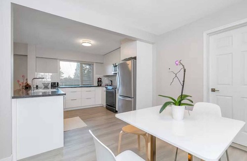 West Vancouver House | Modern Spacious Ocean-view Suite with Private Ent