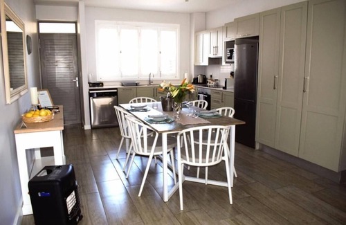 Franschhoek Apartment | Modern, Spacious & Convenient apartment for 4