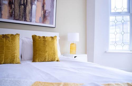 Luton Apartment | Modern, Spacious Home Ideal for Work Teams and Groups