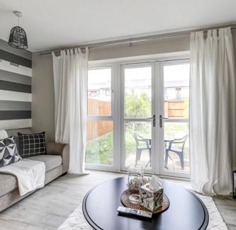 Peterborough House | Modern, spacious house near town