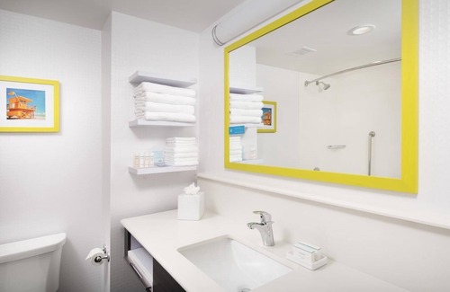 Seybold Hotel | Modern Stay | 1 King Bed | Near Miami Airport East