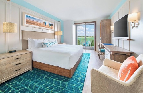 I-435 West KC-KS Hotel | Modern Stay | 1 King Bed | Near Kansas City Landmarks | Onsite Swimming Pools