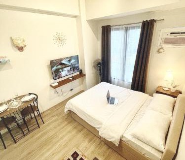 Lahug Apartment | Modern Studio at The Median - Hi speed WIFI, Netflix & Prime, Near IT Park