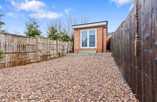 Banbury Apartment | Modern Studio Bungalow by Banbury Town Centre