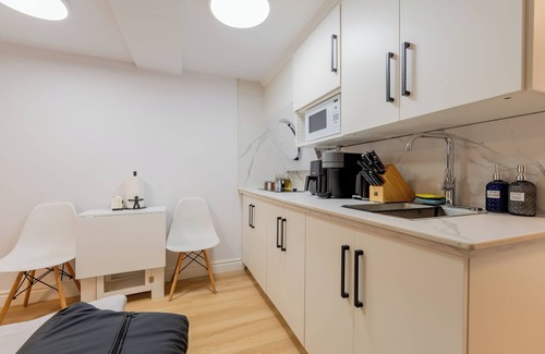 Cote-Des-Neiges—Notre-Dame-De-Grace Apartment | Modern Studio w/Patio&BBQ|Parking