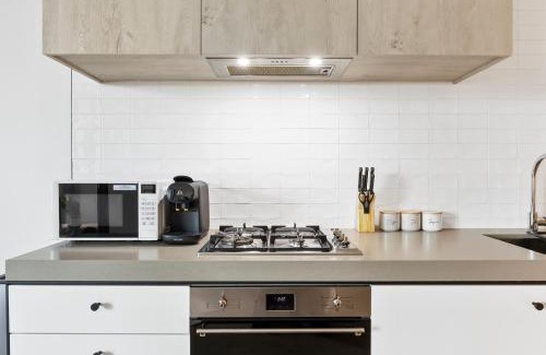 Alphington Apartment | Modern & Stylish 1BR Apt w Balcony, WiFI & Parking