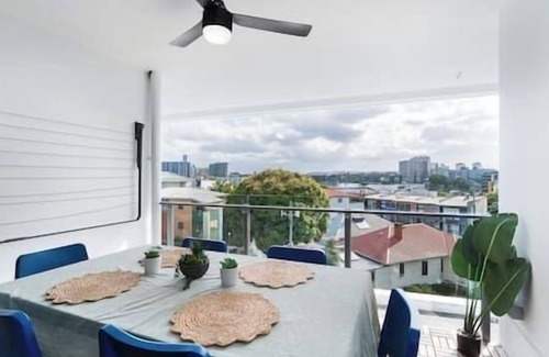 Bowen Hills Apartment | Modern & Stylish Apt w/Large Balcony & Parking!