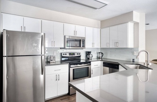 Sunnyvale Apartment | Modern Sunnyvale 3BR w/Gym, Pool & Parking, near freeways, by Blueground