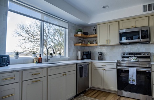 Council Creek South House | Modern Texas Hill Country Retreat. Minutes to lakes, hiking, wineries, and bars!