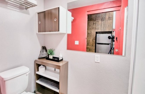 Old North Columbus House | ⭐Modern Tiny Studio 🌃 Laundry Room⏺️Parking🚗Fitness Gym💪| Extended Stay Ready