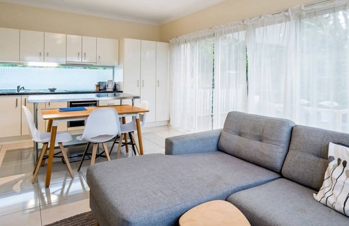 Ashgrove Apartment | Modern Top Floor 2BR With Private Deck