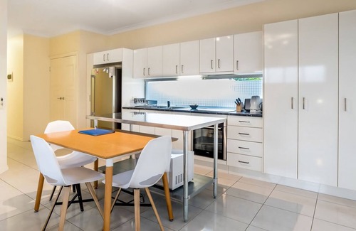 Ashgrove Apartment | Modern Top Floor 2BR With Private Deck