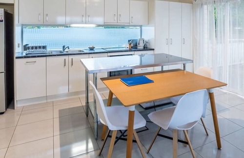 Ashgrove Apartment | Modern Top Floor 2BR With Private Deck