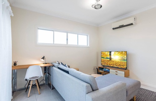 Ashgrove Apartment | Modern Top Floor 2BR With Private Deck