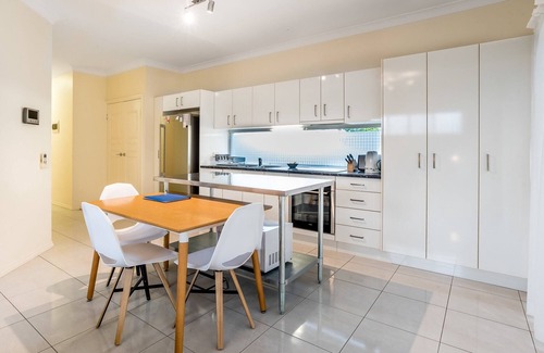 Ashgrove Apartment | Modern Top Floor 2BR With Private Deck