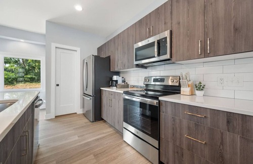 Lynchburg House | Modern Townhome Near Liberty University with Luxe Amenities