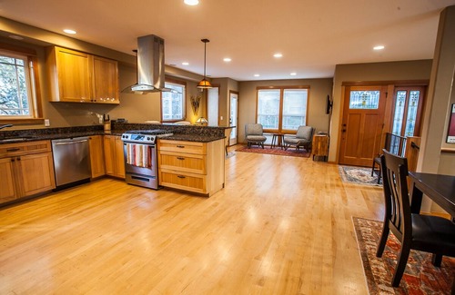 Hood River House | Modern Townhouse - 4 Bedrooms, 3.5 Bathrooms - Columbia River View
