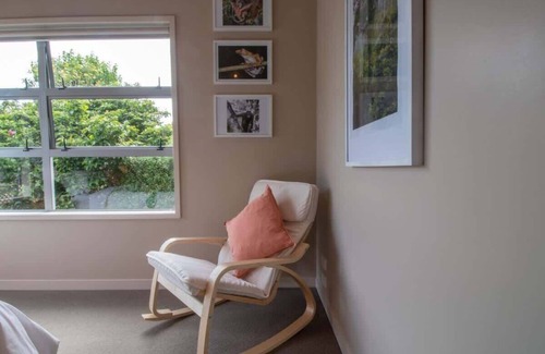 New Plymouth House | Modern Townhouse Near New Plymouth Attractions